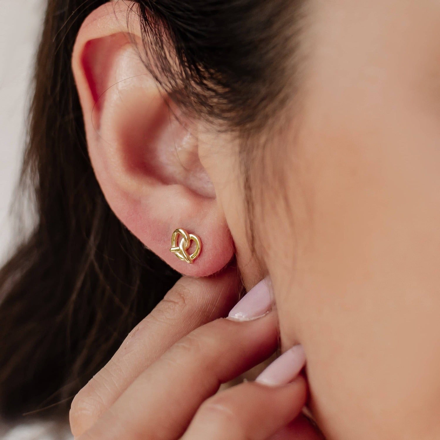 Pendiente de Botón Pretzel Plata de Ley 925